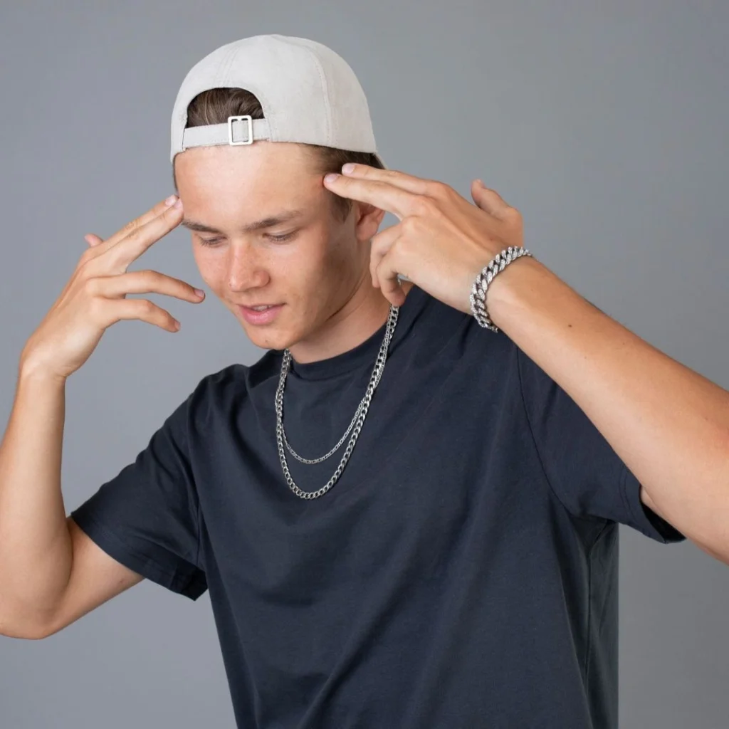 Hombre joven con cadenas y accesorios