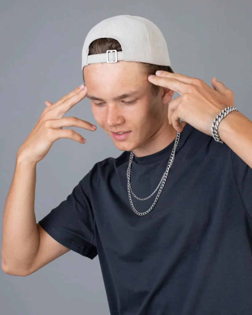 Hombre joven con cadenas y accesorios