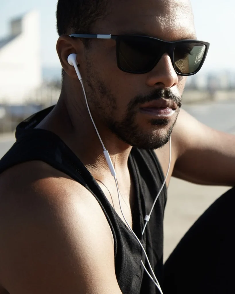 Hombre con gafas de sol deportivas