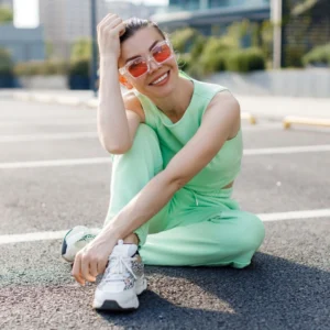 Mujer a la moda con gasfas de sol