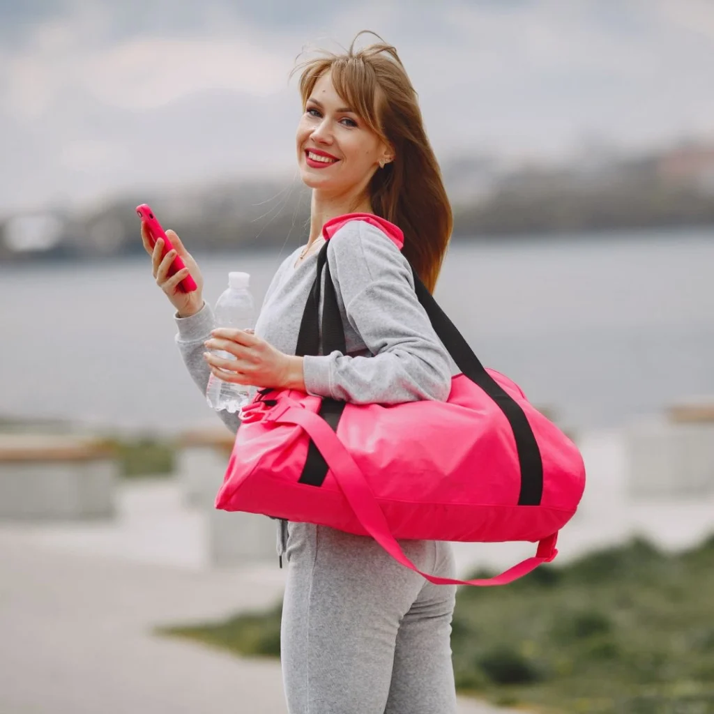 Mujer con bolso deportivo