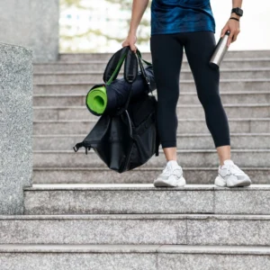 Hombre con bolso deportivo multifuncional