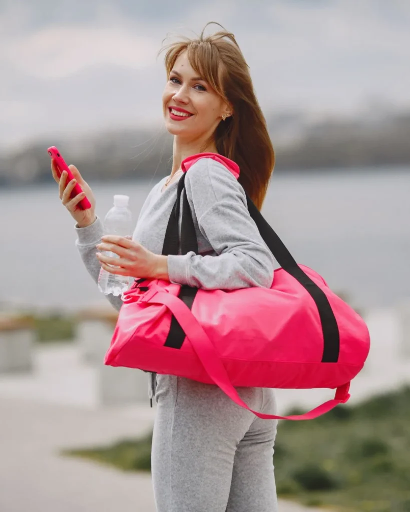 Mujer con mochila deportiva