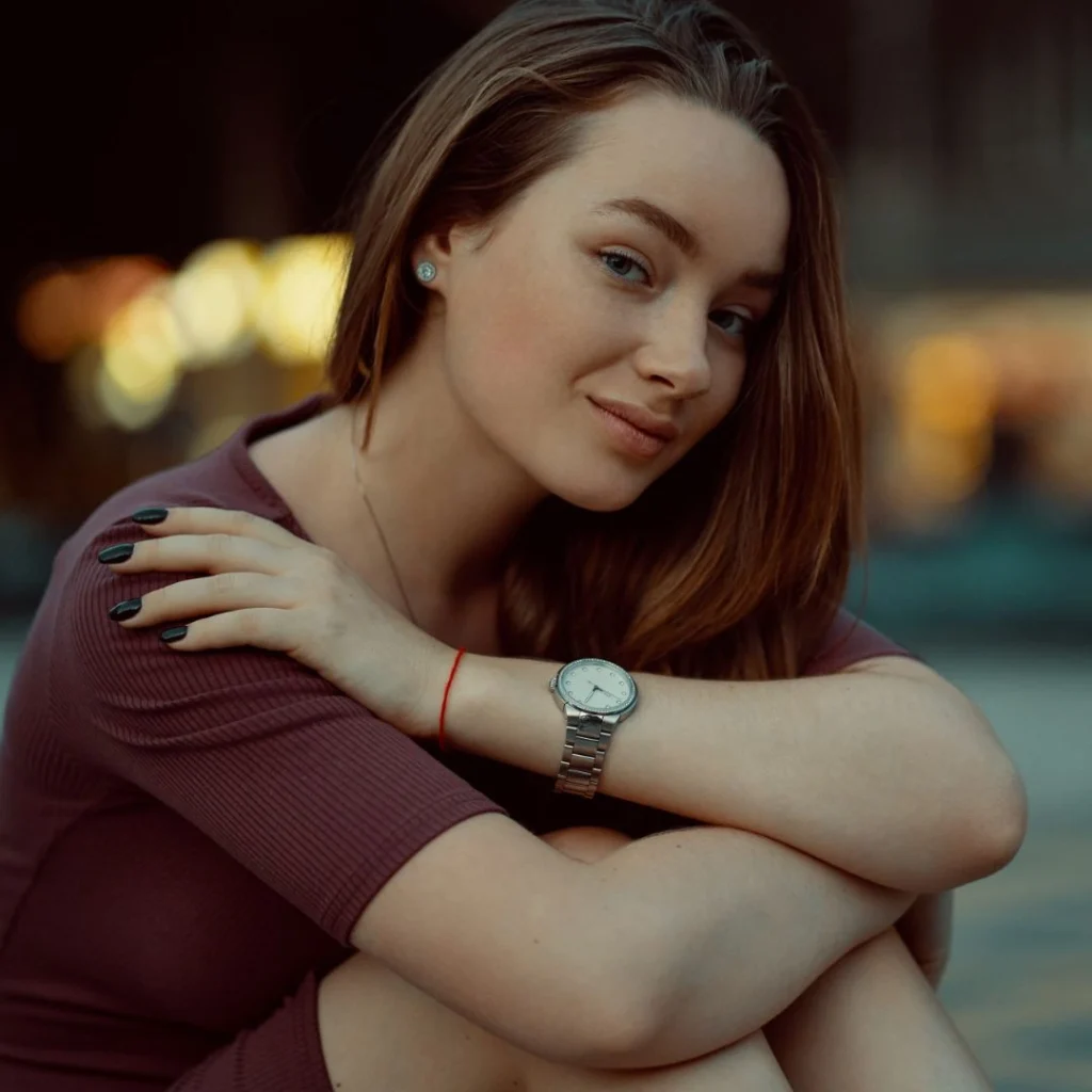 Mujer con moda deportiva y reloj